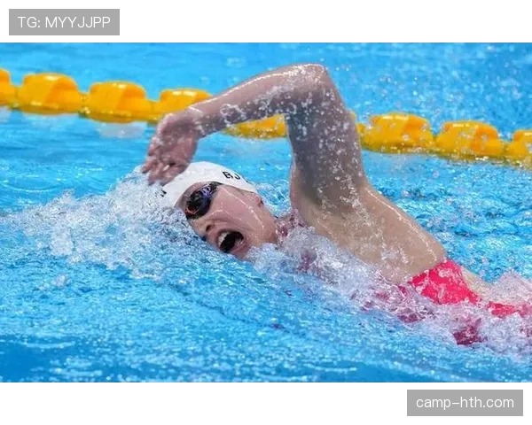 李冰洁泳池里冷得像雕像，出机场照却像随手刷卡的富家闺女